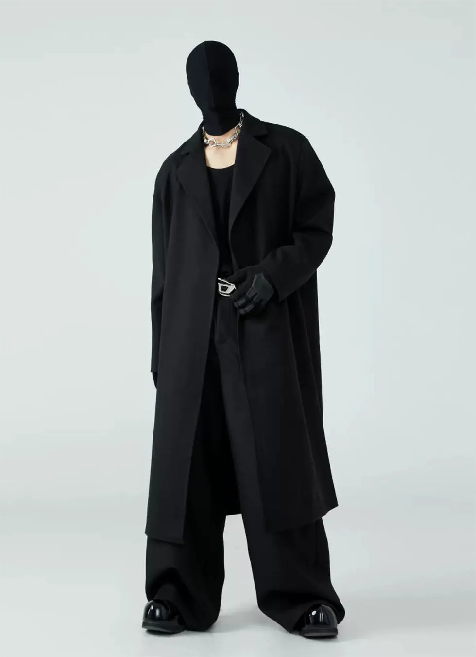 Mid-length buttonless wool coat