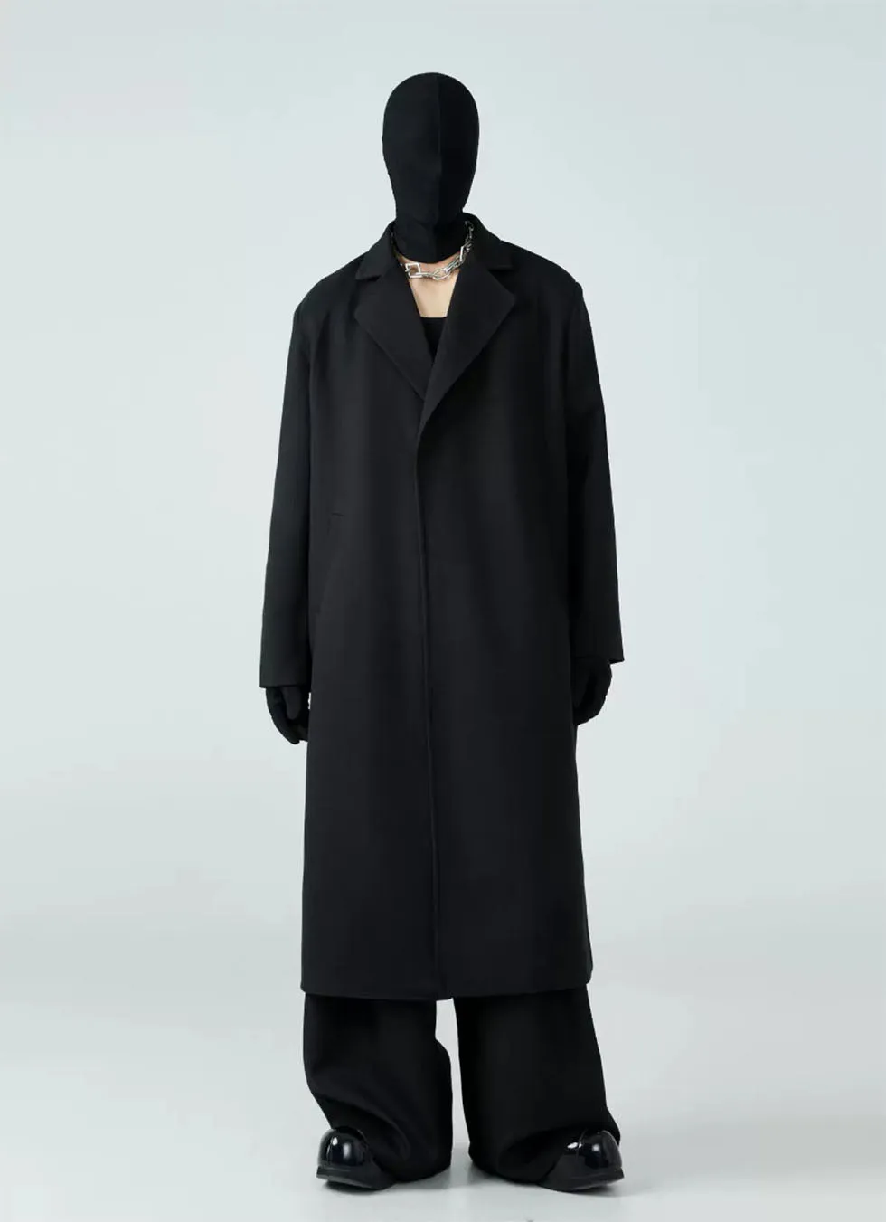 Mid-length buttonless wool coat