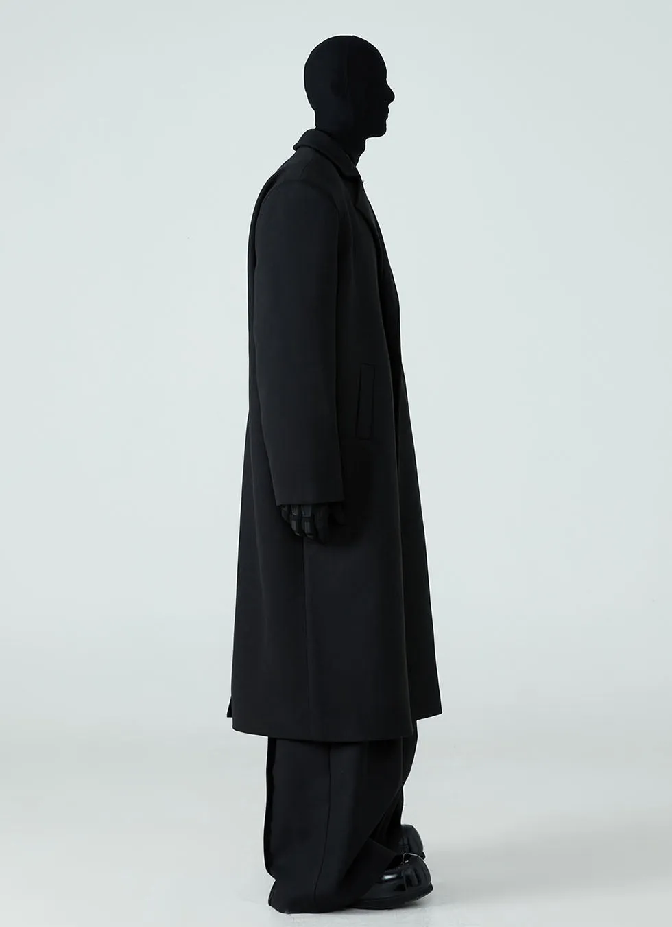 Mid-length buttonless wool coat