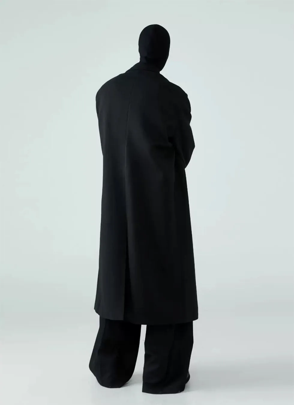 Mid-length buttonless wool coat