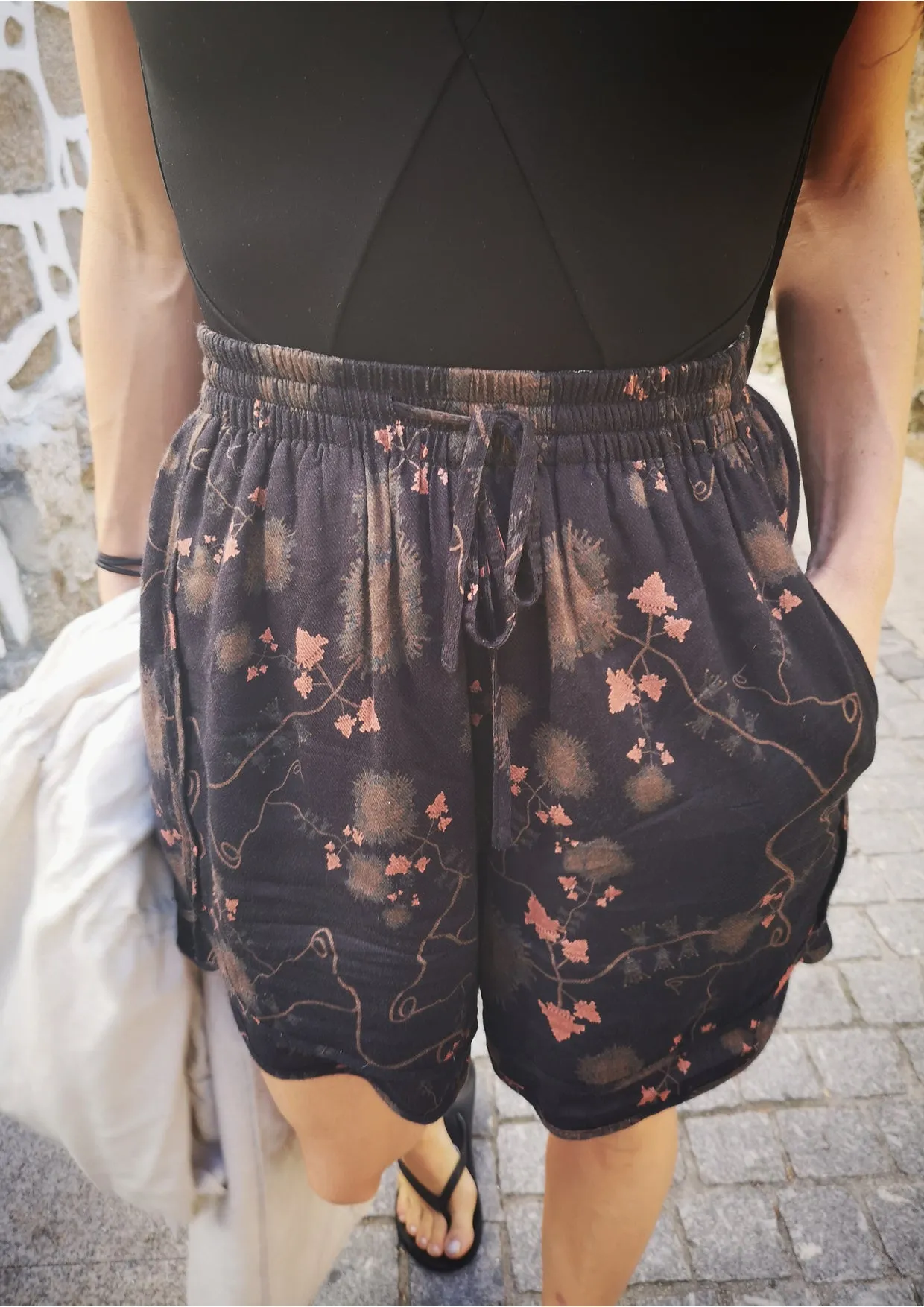 SHORTS WIDE - SILKY RAYON printed black/rust